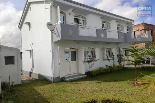 OFIM immobilier loue une villa F6 sur la RN3, Faravohitra Anosiavaratra dans un quartier calme à 200m de la route principale.