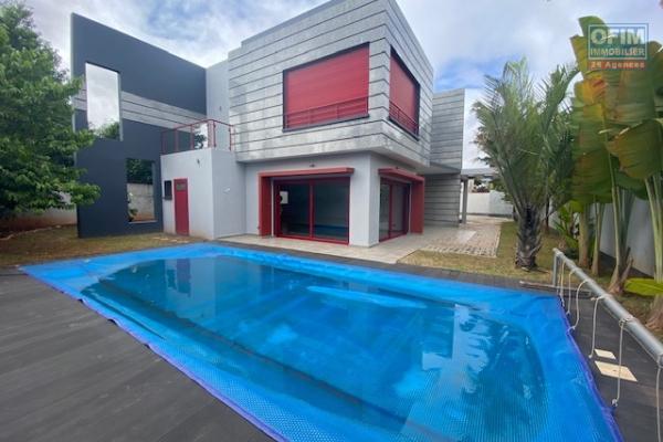 Une villa F4 avec piscine dans une résidence sécurisée à Ankadimbahoaka
