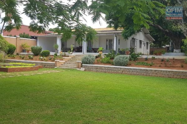 A louer une belle villa basse de type F4 dans une résidence bien sécurisée et calme proche de l'école primaire française C Ambohibao avec une vue exceptionnelle sur le lac Mamamba