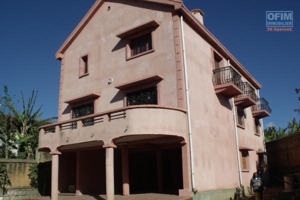 A louer une maison F5 sur 3 niveaux, idéale pour une chambre d'hôte à Ambohibao Antehiroka