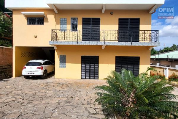 À louer une villa moderne à étage de type F4 dans un quartier calme de Maibahoaka avec accès facile non loin du centre commercial Shopprite et Score, et à 5 mn de l’aéroport Ivato ( NON DISPONIBLE )