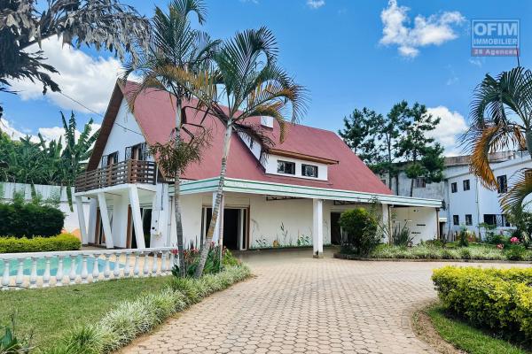 OFIM immobilier loue une charmante villa à étage avec piscine sur un terrain de 1 800m2 dans un quartier calme en bord de route d'Ambohibao