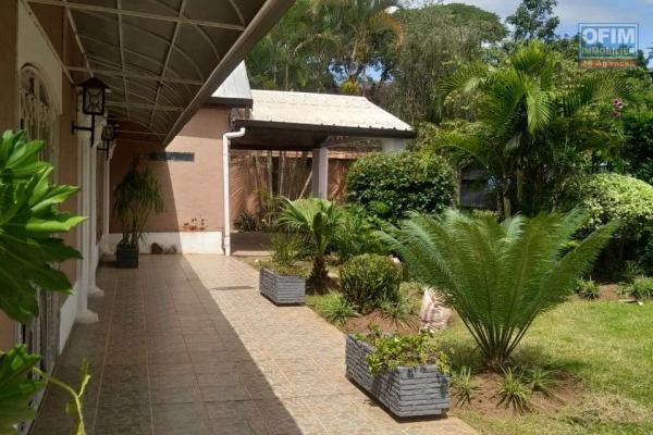 OFIM immobilier offre en location une charmante villa basse de 3 chambres et 1 living lumineux et spacieux sur Ambohitrarahaba Androhibe