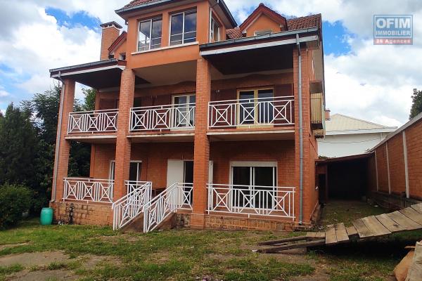 Vente d'une maison F6 sur 1970m2 de terrain à moins de 7mn d'Ambatobe