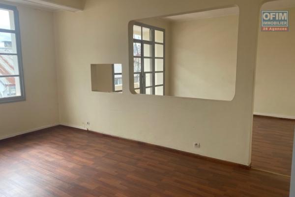 Un bureau de 3 pièces à Taralalana