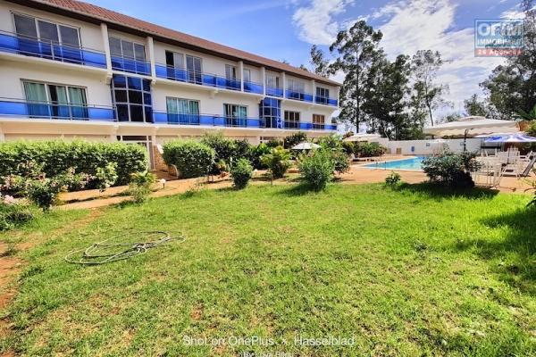 A vendre immeuble de 2 &eacute;tages avec piscine &agrave; ivato. Contact Mr Jacky 034 02 443 04