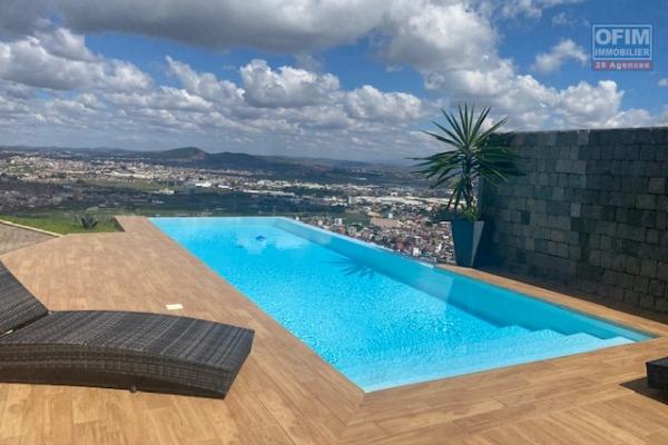 Un appartement T5 de 208m2 avec piscine à débordement, salle de sport et splendide vue, à 20mn de l'ambassade de France sur haute ville