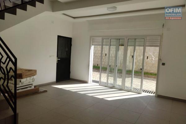 OFIM immobilier offre en location une charmante villa F5 neuve à étage dans une résidence sécurisée 24/24 à 17 min d'Ambatobe et à 29 min d’Akorondrano.