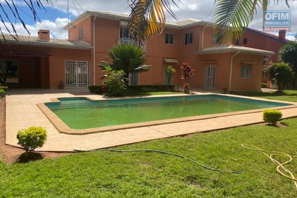 Une villa F8 avec piscine dans une résidence à Ambohitrarahaba