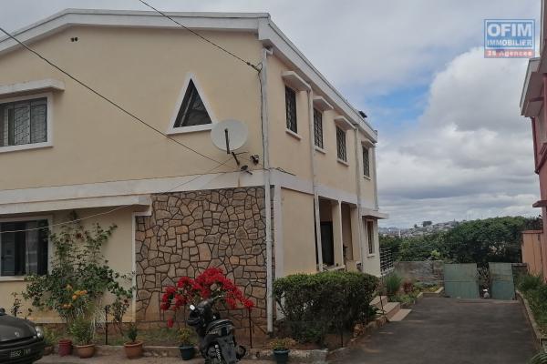 À louer un appartement rénové de type T3 dans une enceinte sécurisée et calme avec une vue dégagée et à proximité de toutes les commodités non loin du centre commercial Leader Price Ambohibao