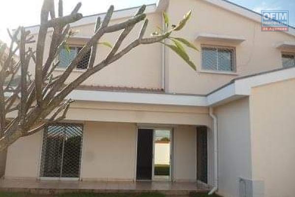 À louer une villa à étage de type F4 dans une résidence sécurisée à deux pas de l’école primaire française C Ambohibao.