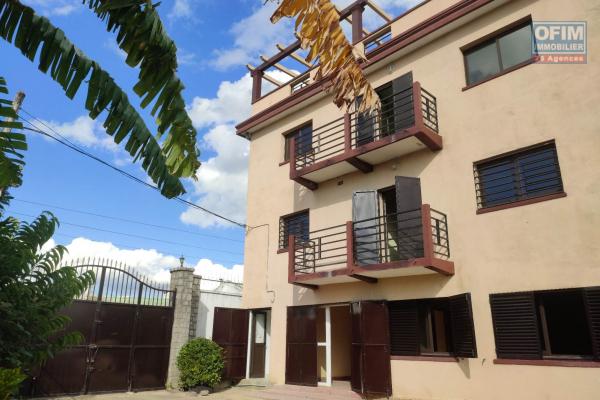 Ofim loue un bâtiment de 3 étages Idéal à usage de bureau, école, habitation sur Ambohitrarahaba à 2min de la route principale.