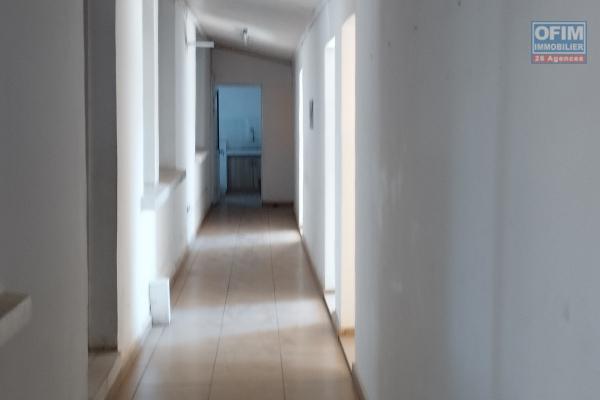 Une maison R+2 de 27 pièces, bord de route principale, en plein centre ville sise à Ankorahotra- Antananarivo