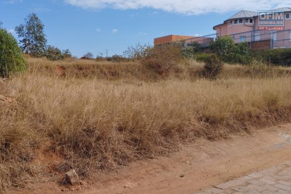 Terrain de 1240 m2, en bord de route en pavé, à Ilafy Antsampandrano-Antananarivo