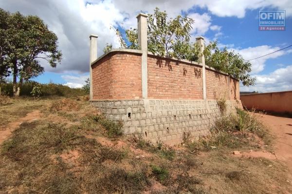 Terrain de 304 m2 en bord de route principale à Antsampandrano Ilafy- Antananarivo