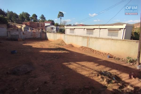 Terrain entièrement clôturé de 690 m2 à Bongatsara Amboanjobe- Antananarivo