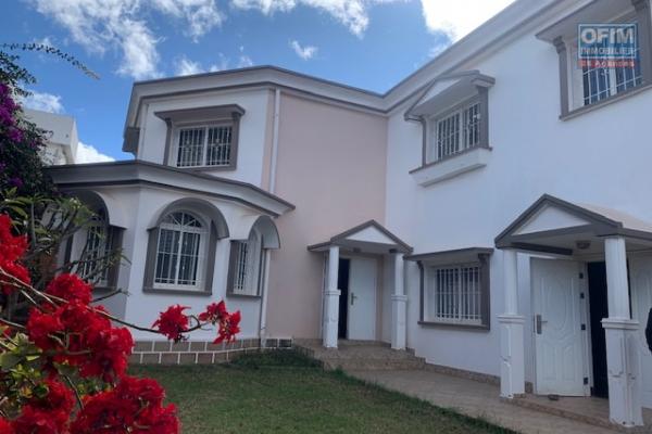 OFIM offre en location une villa F4 dans un lotissement à Ambatobe