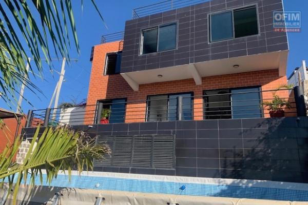 Une villa F6 avec piscine à 15mn du Lycée Français dans une résidence sécurisée à Ambatobe