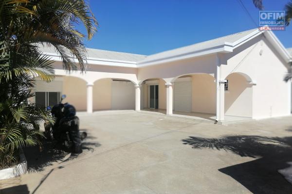 À louer une villa standing de plain-pied de type F5 dans une résidence sécurisée à 5minutes de l'aéroport sis à Ivato. (NON DISPONIBLE)