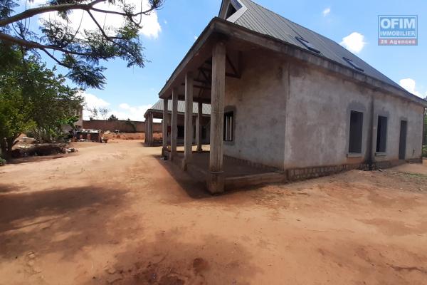 Villa basse en cours de finition de 250 m2 habitable sur Manazary Ilafy- Antananarivo