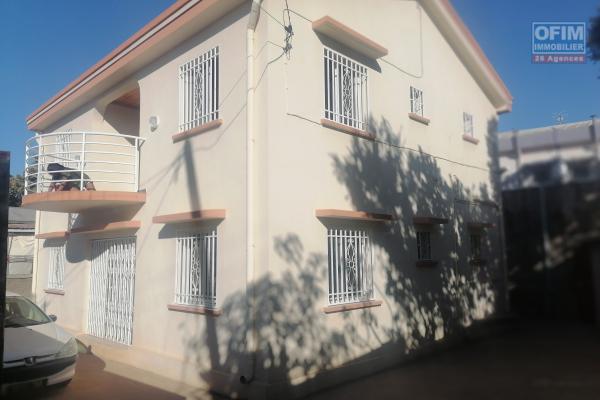À louer une maison à étage rénovée de type F5 dans un quartier résidentiel et sécurisé et à proximité de toutes les commodités sis à Ambohibao Imerinafovoany