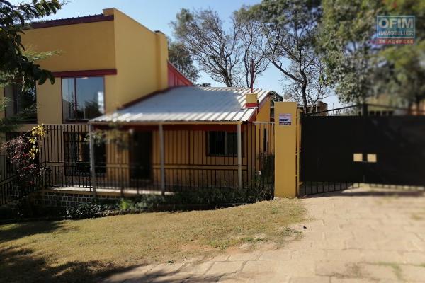 À louer une villa semi-meublee avec mezzanine de type F4 dans un endroit calme et apaisant non loin des centres commerciaux et l'aéroport sis à Antanetibe Ivat6