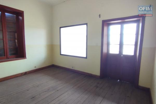  RARE, maison traditionnelle en bord de route principale à Ambondrona - Antananarivo