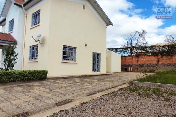 vente d'une villa F5 sur un terrain de 820m2 à Ambohibao Ambohijanahary