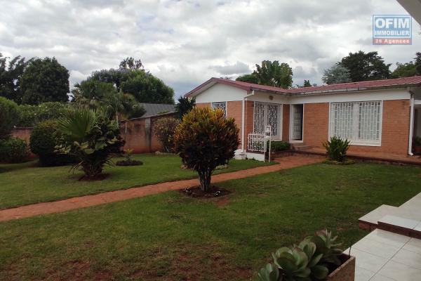 OFIM Immobilier loue une charmante petite villa de deux chambres et un living sur Mahatony Ivandry avec un beau jardin