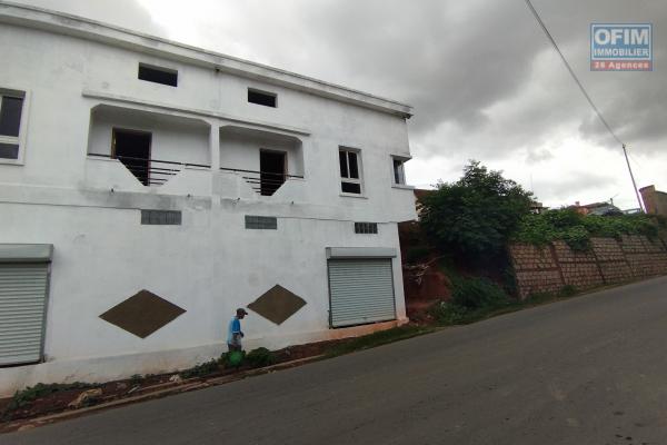 Local commercial en bord de la route nationale RN2 sis à Ikianja Ambohimangakely- Antananarivo