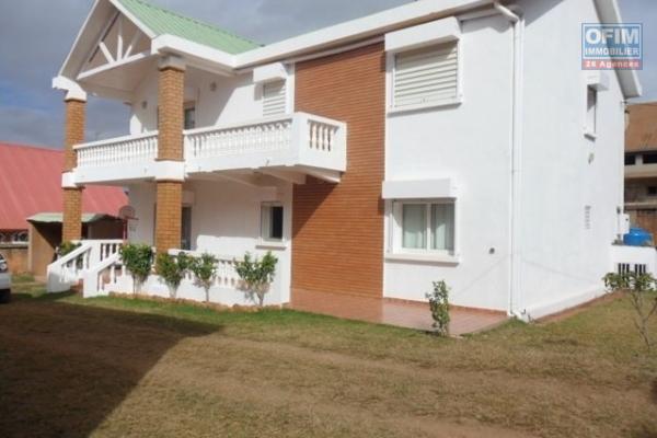 A louer jolie villa F8 entièrement meublée et équipée à Andoharanofotsy dans une résidence