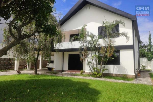OFIM Immobilier loue une Villa F8 sur Ankerana qui est à moins de 10 min d'Ankorondrano et environ 15min du Lycée Français de Tananarive Ambatobe