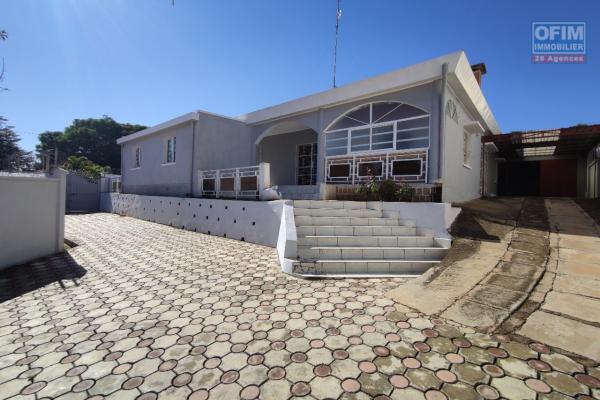 Villa Basse F4, facile d'accès grand parking avec jardin à Ambodirano Ivato- Antananarivo