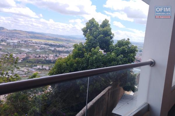 PRIX EN BAISSE!!! Bel appartement T2, neuf,  de 75 m2 avec vue imprenable sur la Haute Ville- Antananarivo (Contact Felana 0341654755)