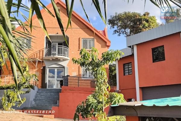 A vendre propriété de 1460M2 avec deux maison F4 et F3 à Ambohidratrimo