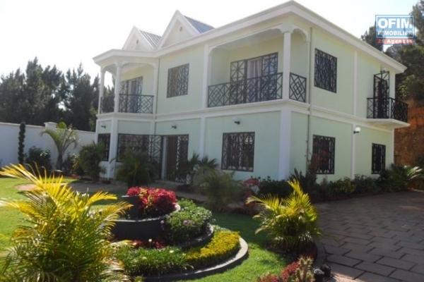 A louer très belle villa neuve F5 meublée et entièrement équipée sur le By Pass Ambohimangakely