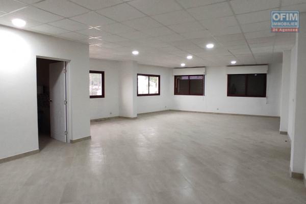 un local professionnel ou commercial de  450m2 en bord de la route à Ankadivato
