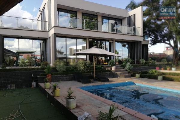 À vendre une grande villa de haut standing type F5 avec piscine, eau et électricité autonome sur un terrain de 7165 m2 situé à Ivato Soamanandray bout de piste. CONTACT 034 02 443 04