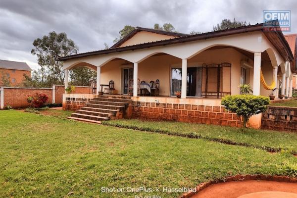 A vendre propri&eacute;t&eacute; de 1700m2 &agrave; Anosiala ambohidratrimo. Contact Mr Jacky 034 02 443 04