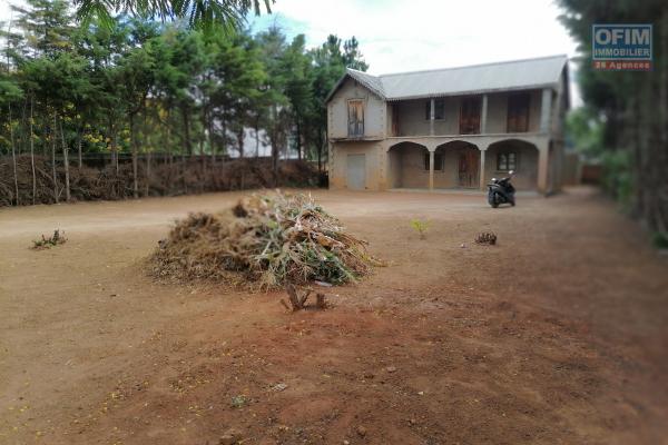 Occasion à saisir, à vendre un terrain de 700m2 dans un quartier résidentiel à Ankadindravola Ivato avec une maison à finir ou à démolir de type F4, avec vue sur le lac, gros œuvres achevés, accessible à tous types des véhicules non loin de l’aéroport et