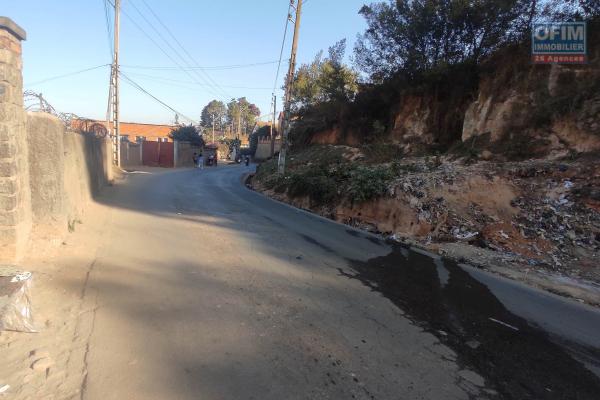 Vente d'un terrain entièrement clôturé d'une superficie de 588m2 en bord de la route principale à Ambatoroka