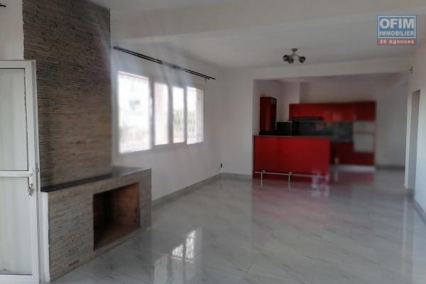 À louer un appartement neuf de type T3 dans un quartier calme, résidentiel et sécurisé de Ilaivola à proximité de toutes les commodités et non loin de l'aéroport international Ivato. (NON DISPONIBLE)