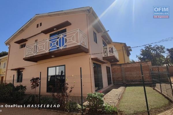 à louer villa F4 sur ambohinambo talatamaty. Contact