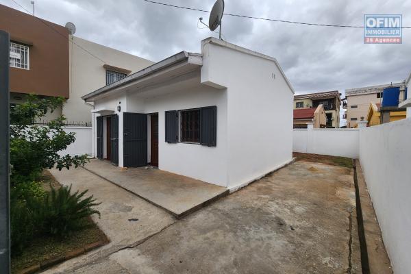 À louer une maison basse de type F3 dans une résidence sécurisée proche de toutes les commodités, facile d'accès via by pass et RN7 sise à Mandrimena Andoharanofotsy Iavoloha (NON DISPONIBLE)