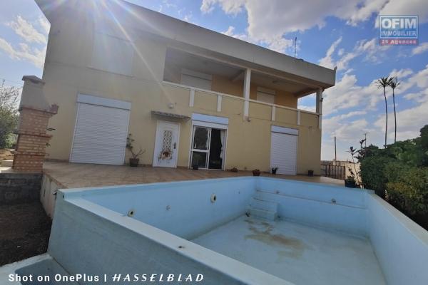 &Agrave; VENDRE : Magnifique Villa F5 avec Piscine &agrave; D&eacute;bordement &agrave; Ambohidratrimo. Contact Mr Jacky 0340244304
