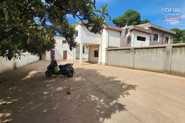 À louer un appartement de type T4 au 1er étage sis à Talatamaty près de l'école Childhood et Claire Fontaine. CONTACT 034 02 443 04