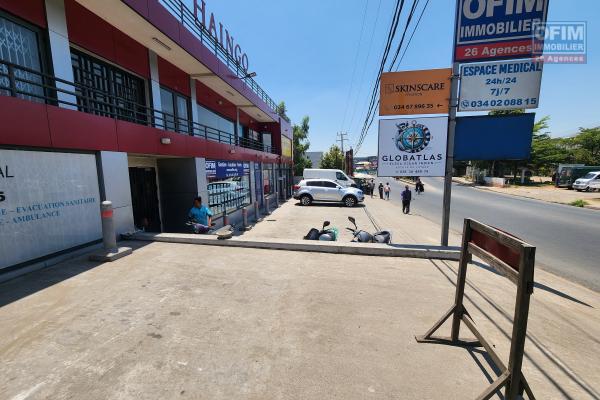 A louer espace commercial ou professionnel 42m2 de standing au rez-de-chaussée-de-chaussée avec parking privé bord de route principale très passante sur Ambohibao.