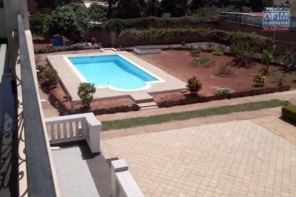 À louer une grande villa de haut standing F10 bâtie sur un terrain de 1000m2 avec une piscine neuve dans un endroit calme et bon voisinage à 5minutes de l'école primaire française C à Ambohibao. Contact 0340244304