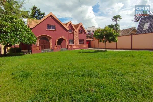 PRIX EN BAISSE!!!A vendre, une grande villa à étage F7 sur 856 m2 de terrain sise à Ambatoroka- Antananarivo