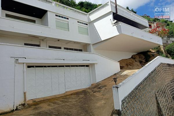 Prix en baisse!!!Vente d'une spacieuse villa de type F6  avec piscine et toit terrasse  avec vue imprenable situ&eacute;e &agrave; Tsimbazaza